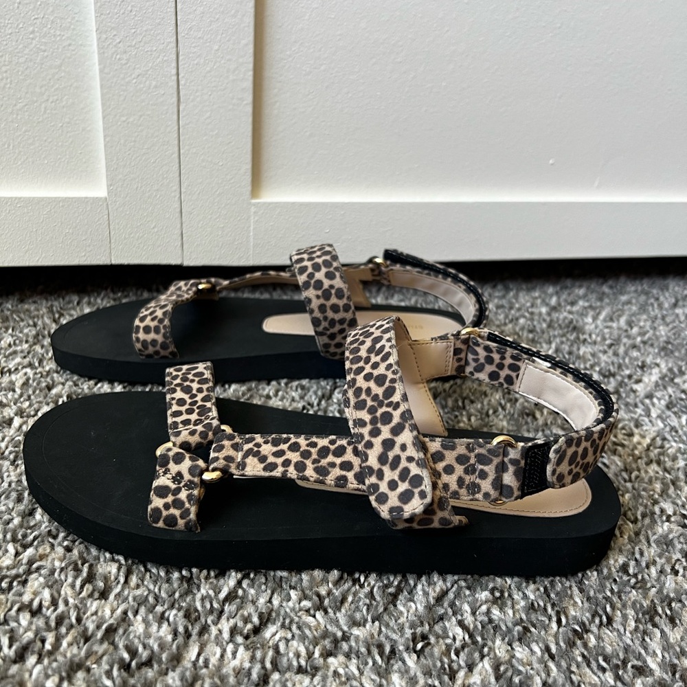 Stuart Weitzman Vail Leopard‎ NWOT Women’s Teva Sandals Size 7